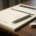 Officiële factuur op donker eiken bureau met zilveren pen en euromunten in de hoek.
