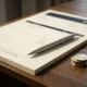 Officiële factuur op donker eiken bureau met zilveren pen en euromunten in de hoek.