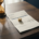 Onbetaalde factuur op donker eiken bureau met euromunten en zandloper, symbool voor betalingsachterstand.