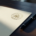 Officieel registratiecertificaat op eiken bureau met overheidszegel op crèmepapier en zwarte pen ernaast.