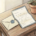 Handgetekende illustratie van een envelop en formele brief op een houten bureau met een klein potplantje ernaast.