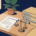 Nederlandse dagvaarding op houten bureau naast weegschaal van justitie, factuurmappen en kamerplant in vlakke illustratiestijl.
