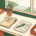 Georganiseerde boekhoudersdesk met open factuurmap, vintage pen op betalingsschema en klein potplantje in warm natuurlijk licht.