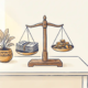 Houten weegschaal met facturen en munten op bureau, potplant ernaast, in marineblauw en amber tinten.