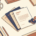 Handgetekende illustratie van vier gestapelde documenten in een boog naast een rubberstempel, in warme crème- en marineblauw tinten.
