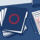 Stapel achterstallige factuurmappen op kantoorbureau met rode stempel, pen en betalingsschema in marine, wit en rood.